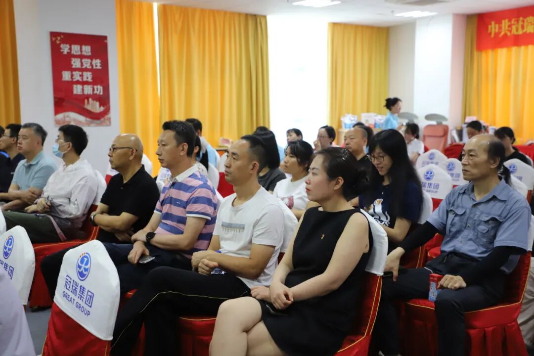党员代表在会中积极发言