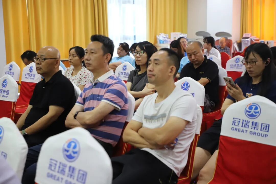 集中观看党员教育片现场