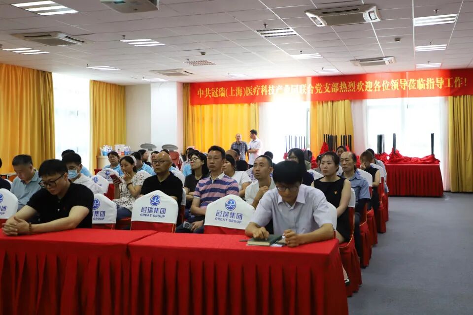 参会党员与企业代表认真听讲